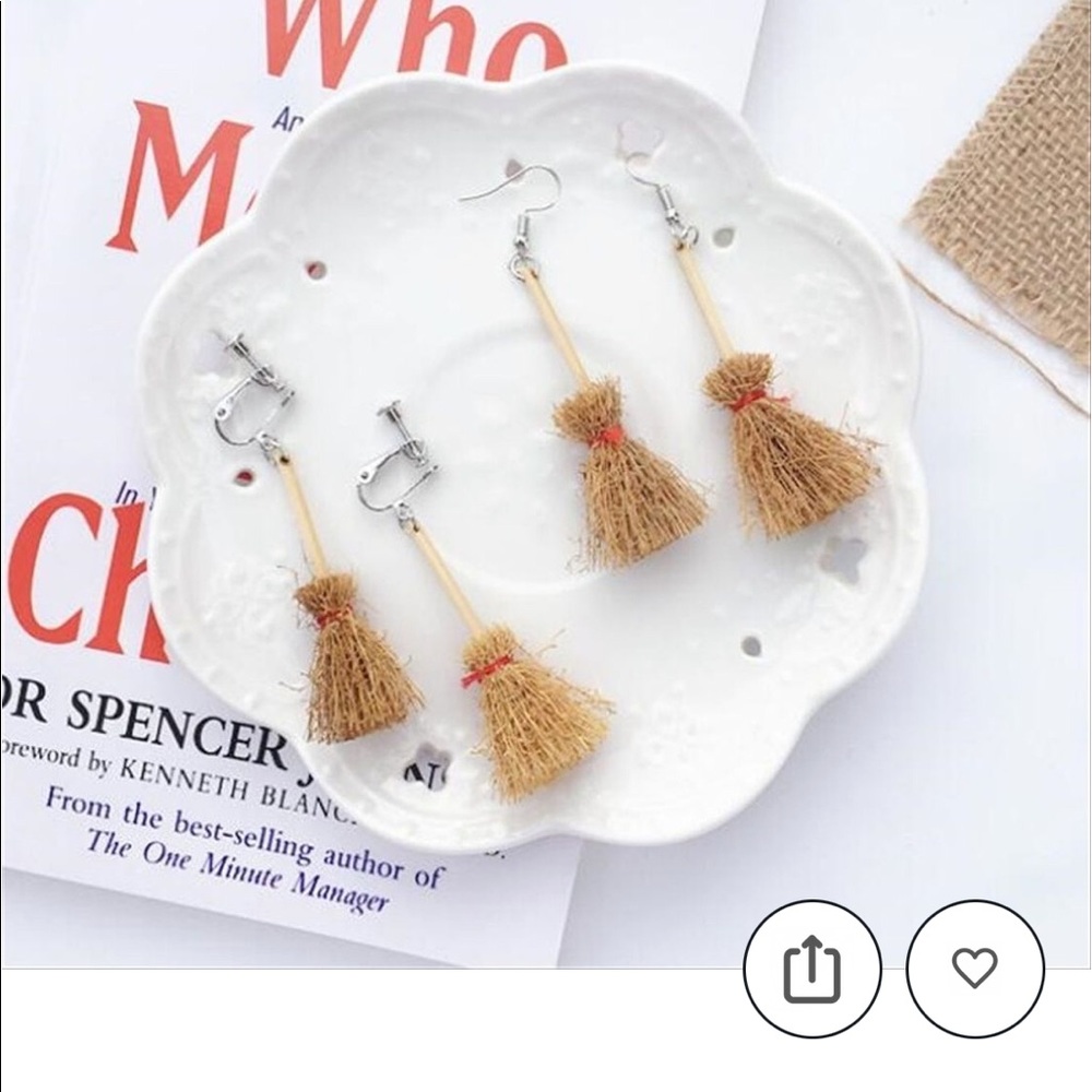 🎃 NWT NOVELTY BROOM EARRINGS - Picture 3 of 5